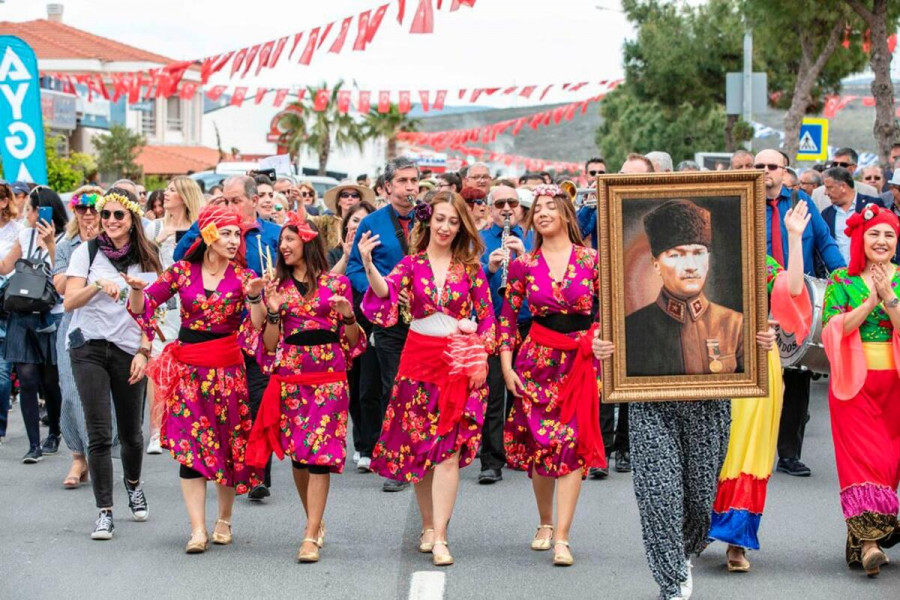 BERKAY, SİMGE ve MURAT DALKILIÇ’LA ALAÇATI OT FESTİVALİ ALAÇATI OT FESTİVALİ’NDE LİMON KOYİÇİ’NE YILDIZ YAĞMURU!