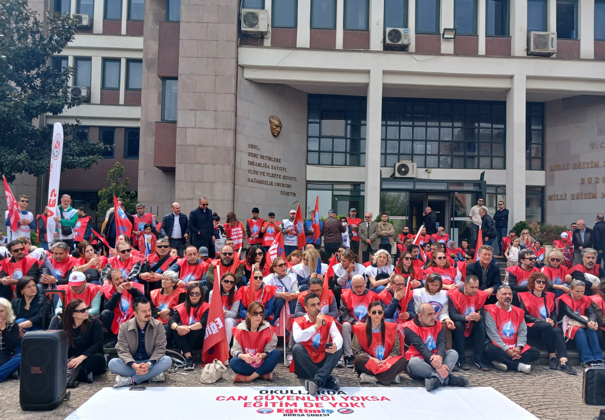 Eğitim-İş Bursa’dan Sert Çıkış: “Okullar Kan Gölüne Döndü, Sorumlular Hâlâ Seyrediyor!”