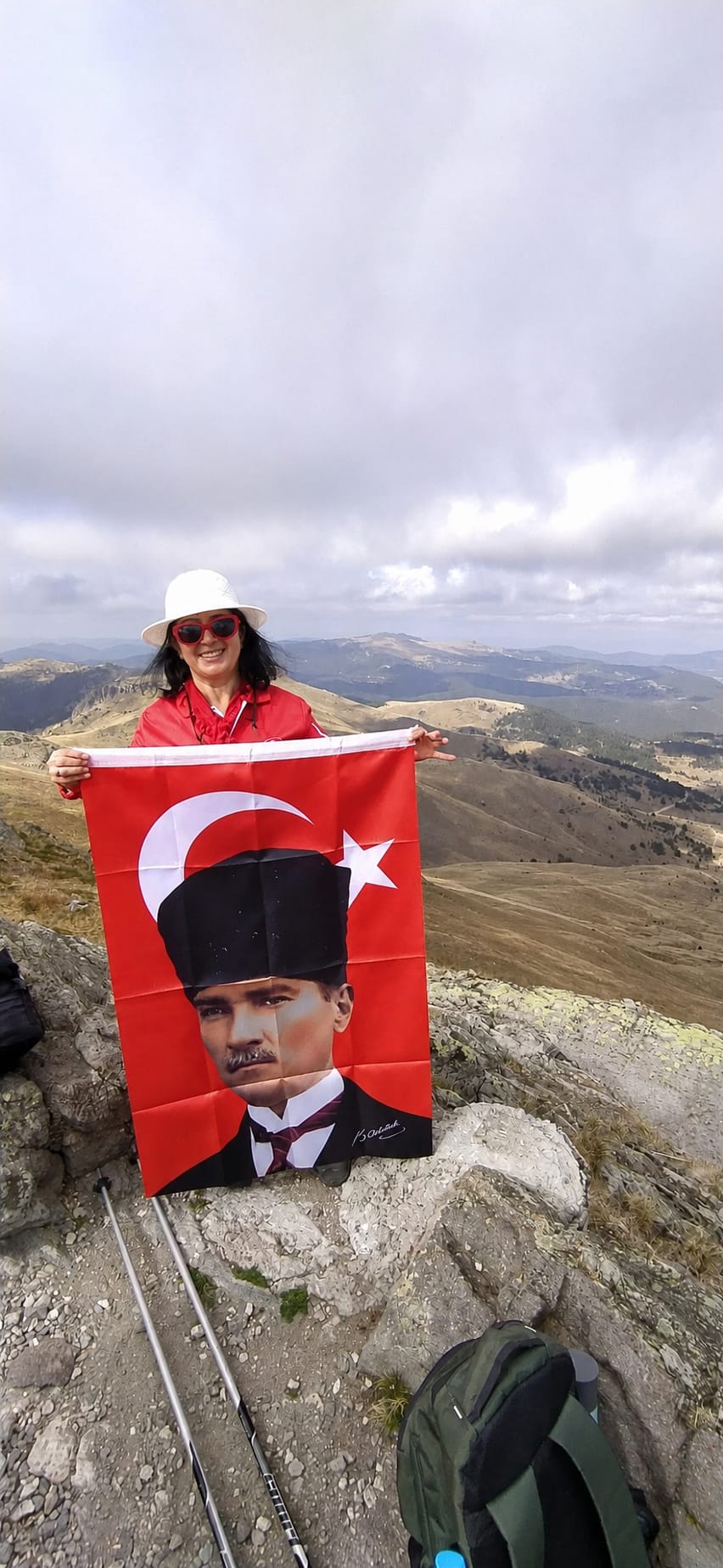 O YARINI GÖRÜYORDU, DÜNYA HÂLEN DÜNE TAKILI KALDI.