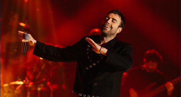 EFSANE GERİ DÖNDÜ! MURAT DALKILIÇ SAHNELERE MUHTEŞEM DÖNÜŞ YAPTI