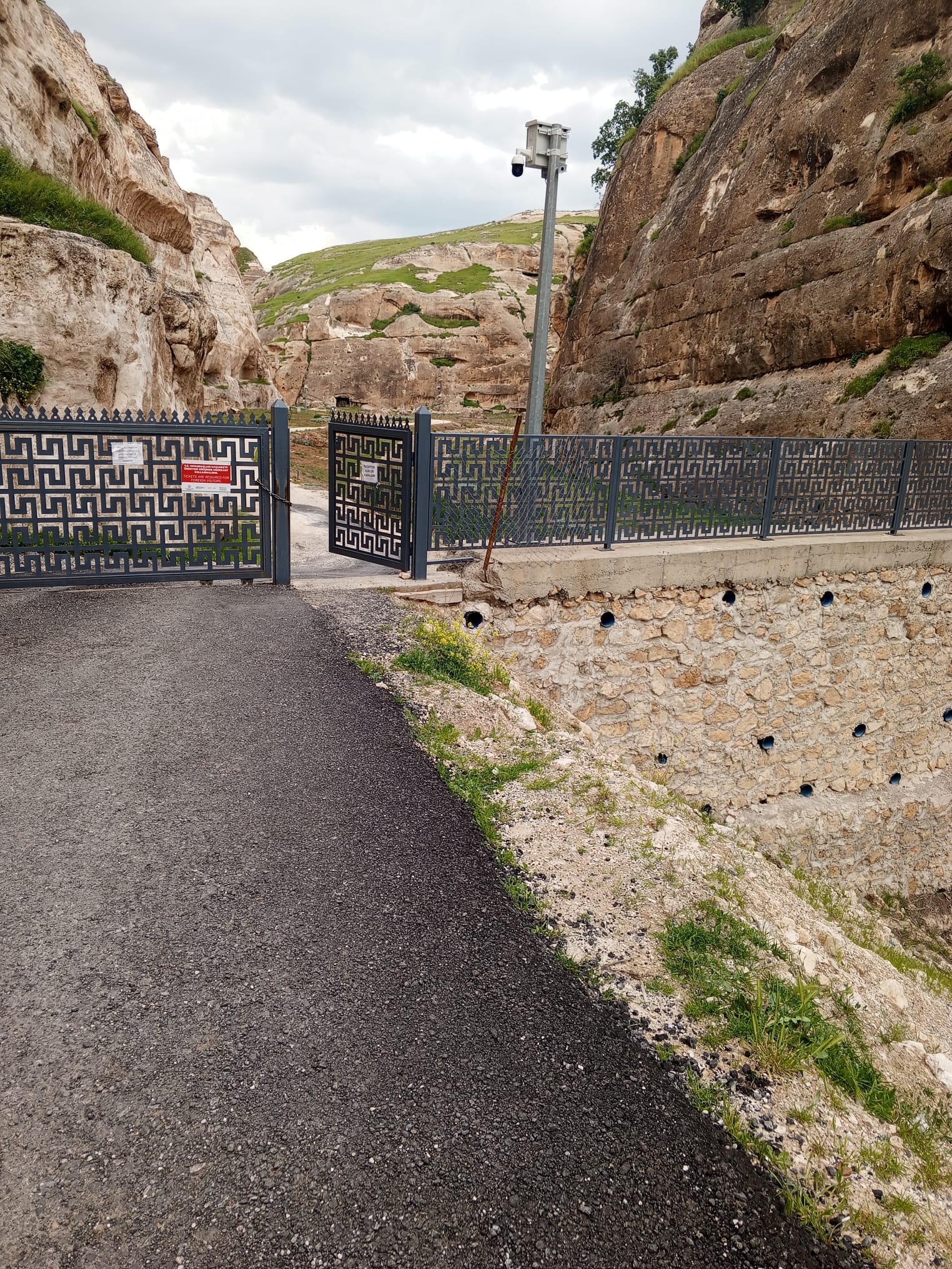 TARİHİ HASANKEYF’TE KORKUTAN İHMAL: ŞAAP VADİSİ GİRİŞİNDE UÇURUM TEHLİKESİ!