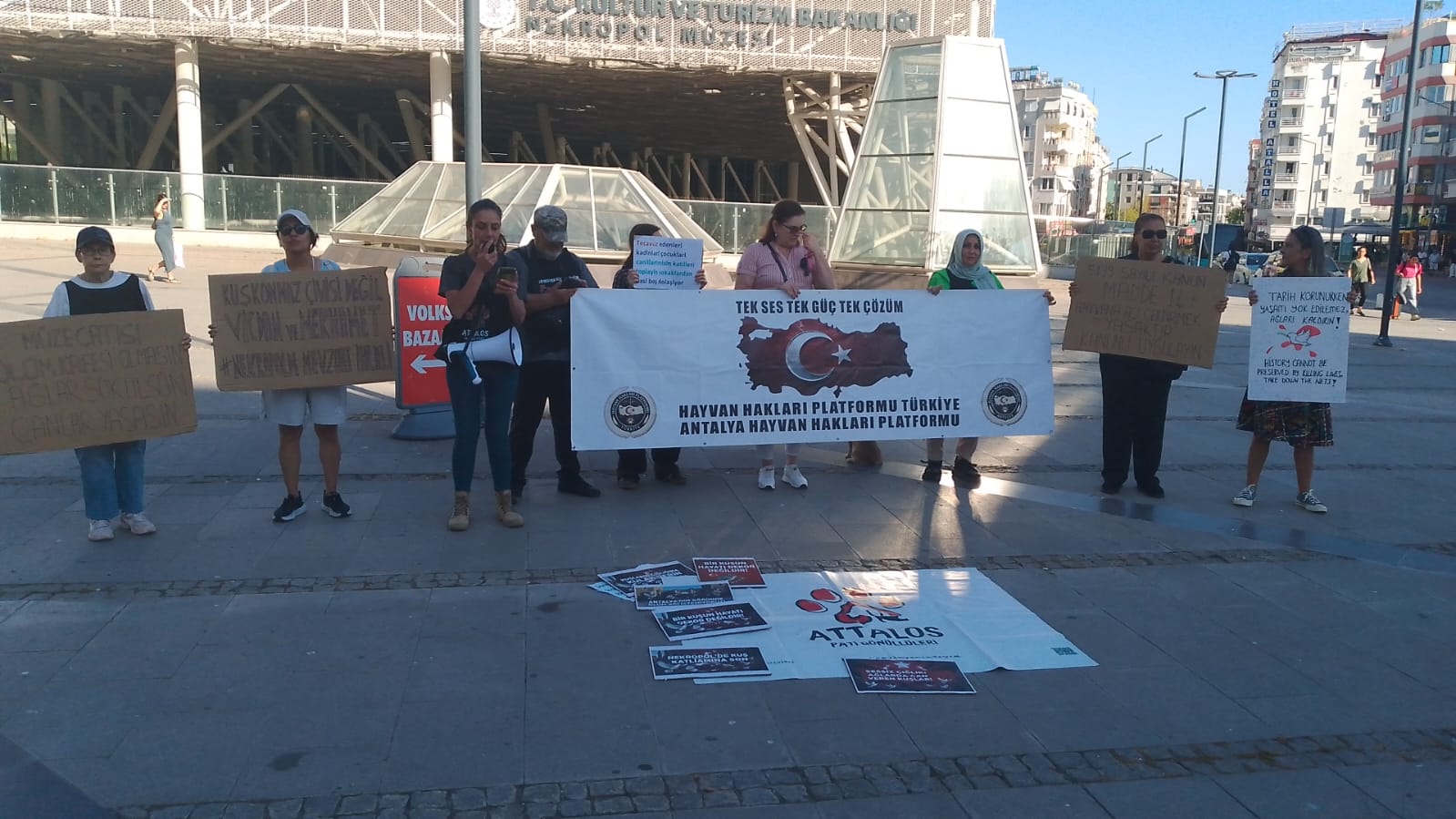 ANTALYA NEKROPOL MÜZESİ’NDE 10 GÜNDÜR SÜREN VİCDAN NÖBETİ: “BU SESSİZLİK KİMİN SORUMLULUĞUNDA?”