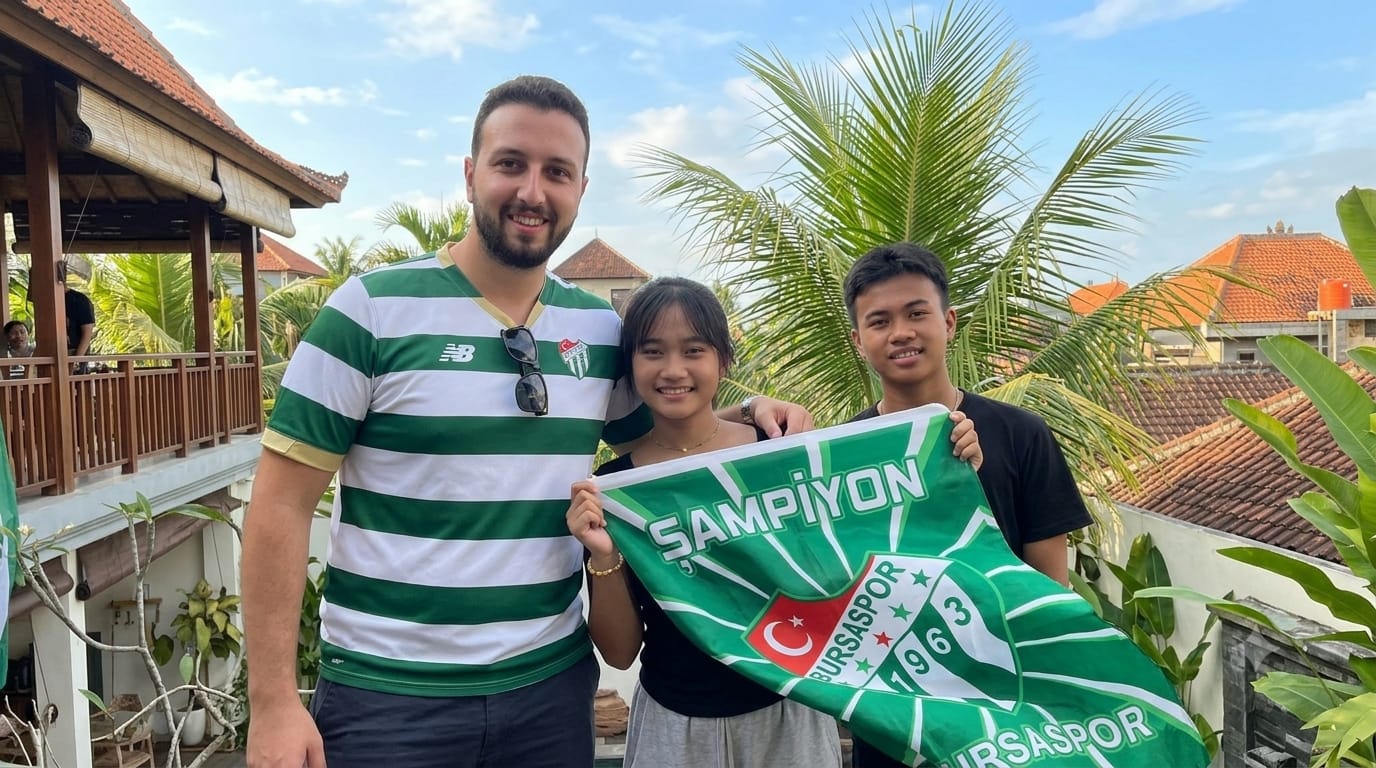 BURSASPOR AŞKINI DÜNYAYA TAŞIDI: YİĞİTCAN ÖZTÜRK’TEN BALI’DA YEŞİL-BEYAZ TANITIM HAMLESİ