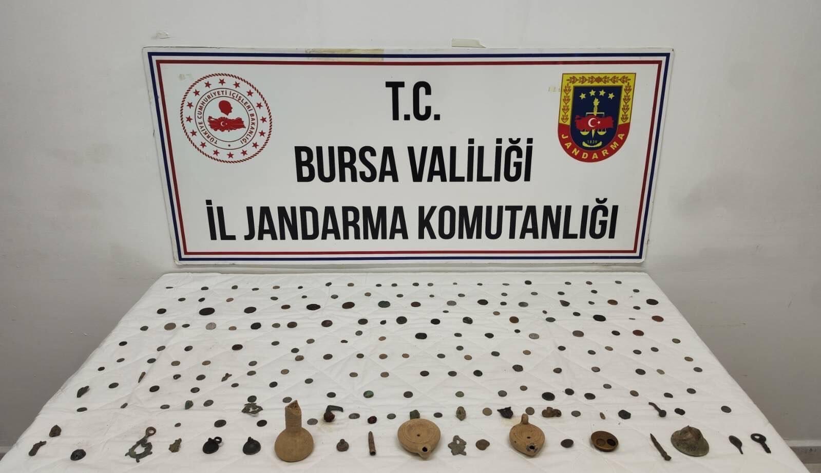 Gemlik’te “Anadolu Mirası Operasyonları” Kapsamında Tarihi Eser Operasyonu: 202 Sikke ve Objeye El Konuldu