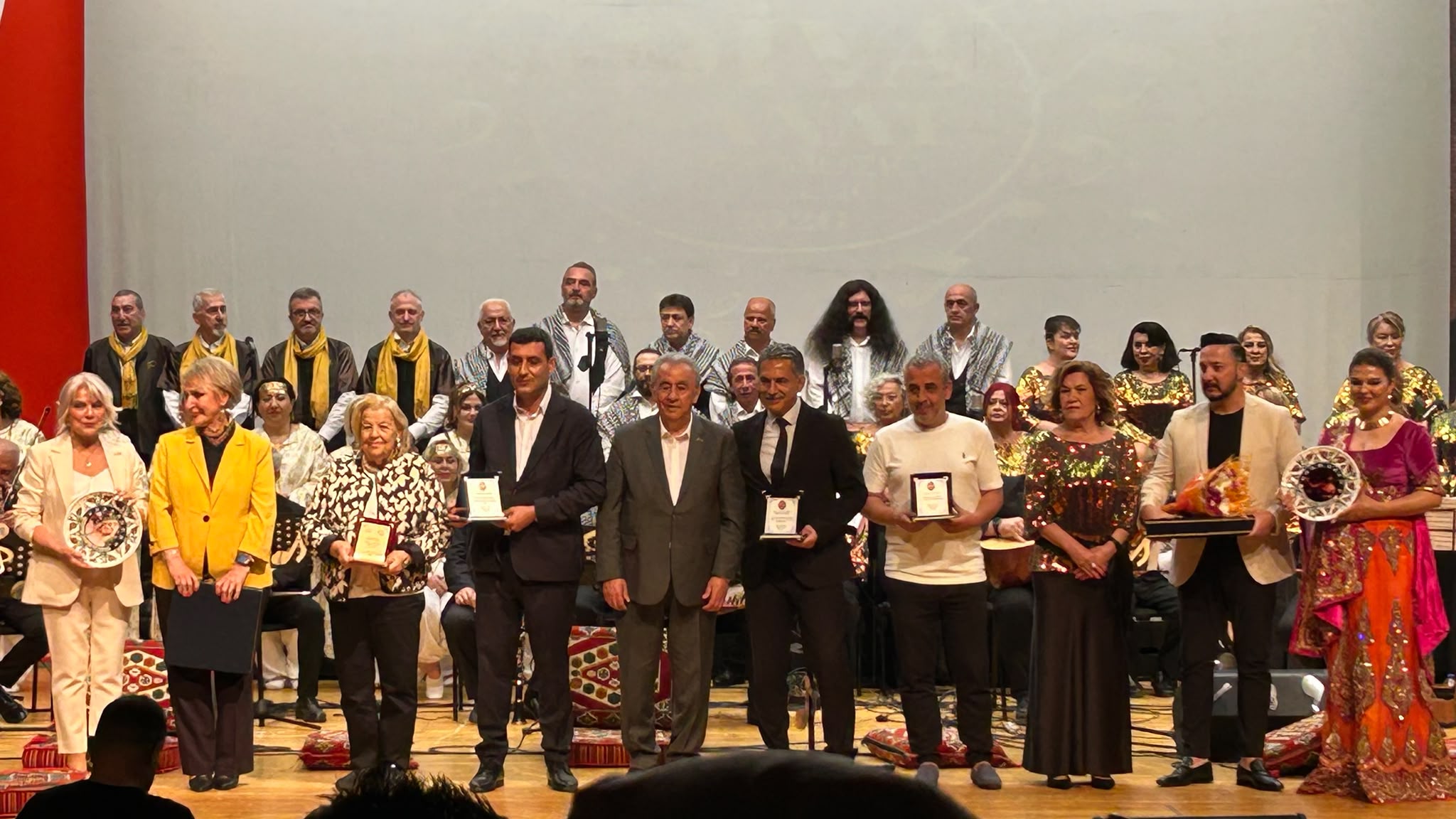 SÜRPRİZLERLE DOLU BİR GECE, HER EZGİDE BİR ANI