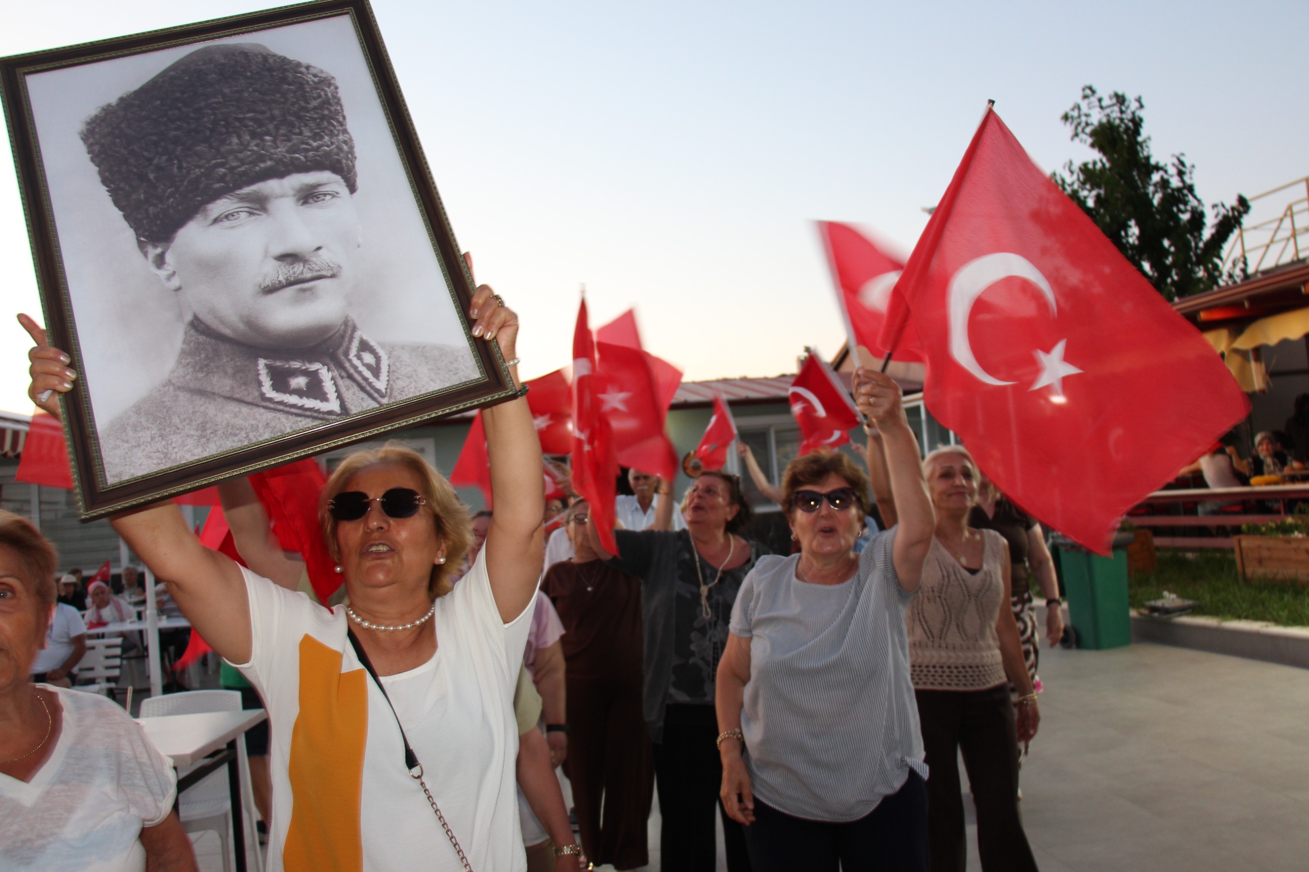 30 Haziran Türkiye Emekliler Günü Erdek’te tören ve programlarla kutlandı