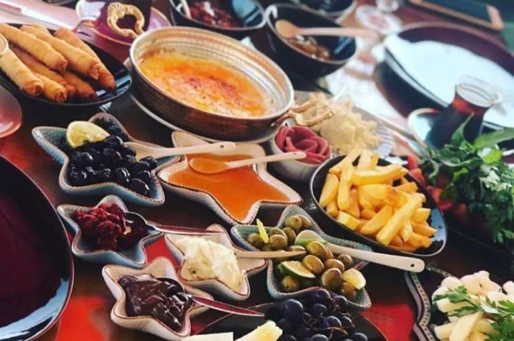 KAHVALTI SOFRASINDA BULUŞAN DOSTLUKLAR