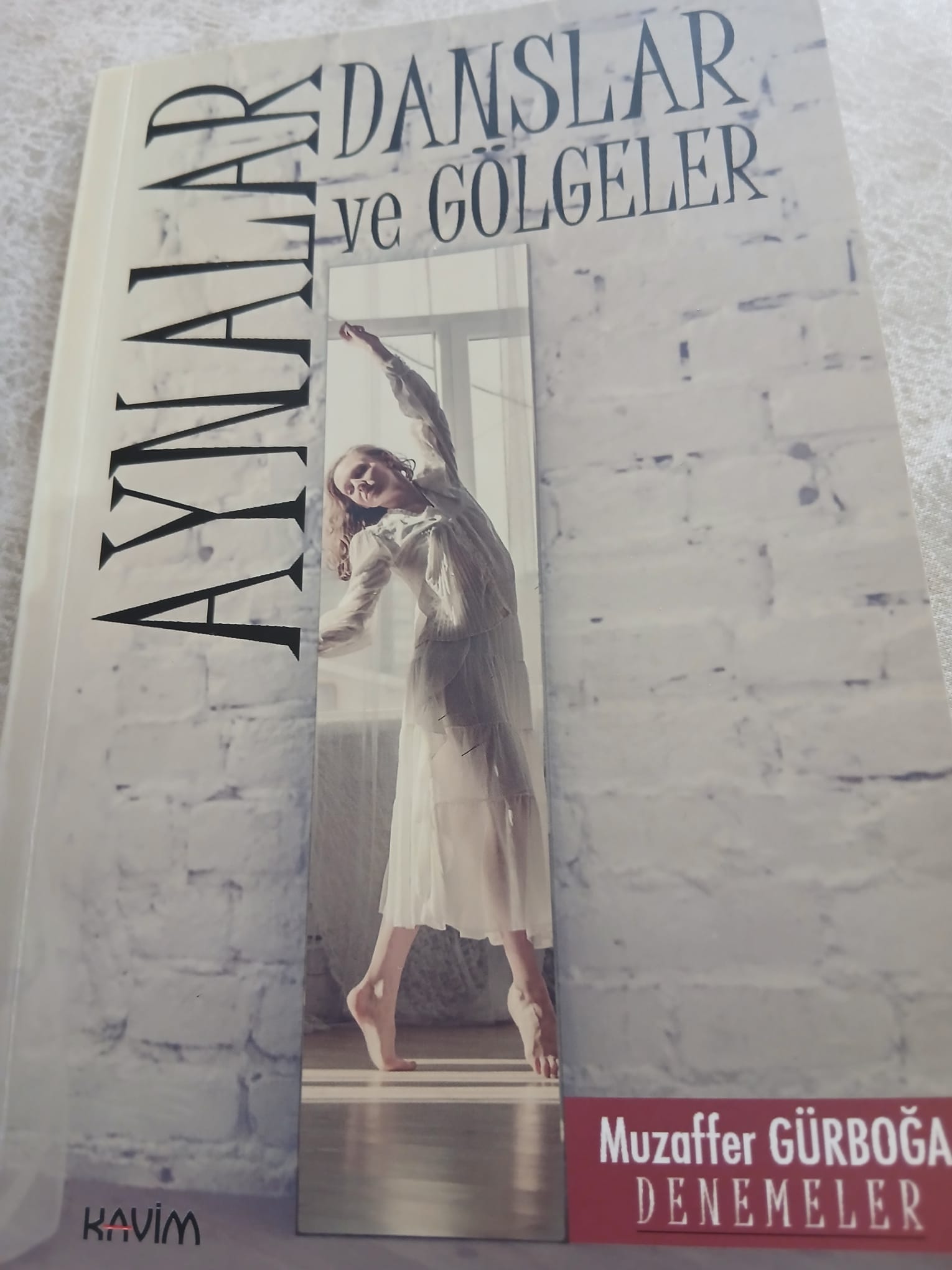 AYNALARA BAKARKEN, DANSI ÖĞRENİRKEN, GÖLGELERLE YÜZLEŞİRKEN
