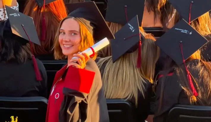 Alina Boz Kariyerini Diploma ile Taçlandırdı Başarılı Oyuncu Üniversite Mezunu Oldu