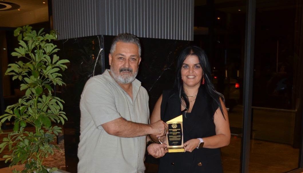 ANTALYA BAŞARI VE ONUR ÖDÜLLERİ GECESİNDE “YILIN RESSAMI” ÖDÜLÜ ŞEYDA NUR YEŞİLYURT’UN OLDU
