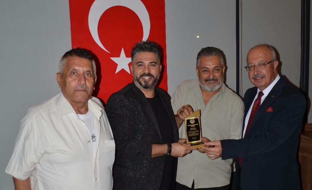 ANTALYA BAŞARI VE ONUR ÖDÜLLERİ’NDE GECENİN YILDIZI ERCAN CAN OLDU: “YILIN SES SANATÇISI” ÖDÜLÜNE LAYIK GÖRÜLDÜ