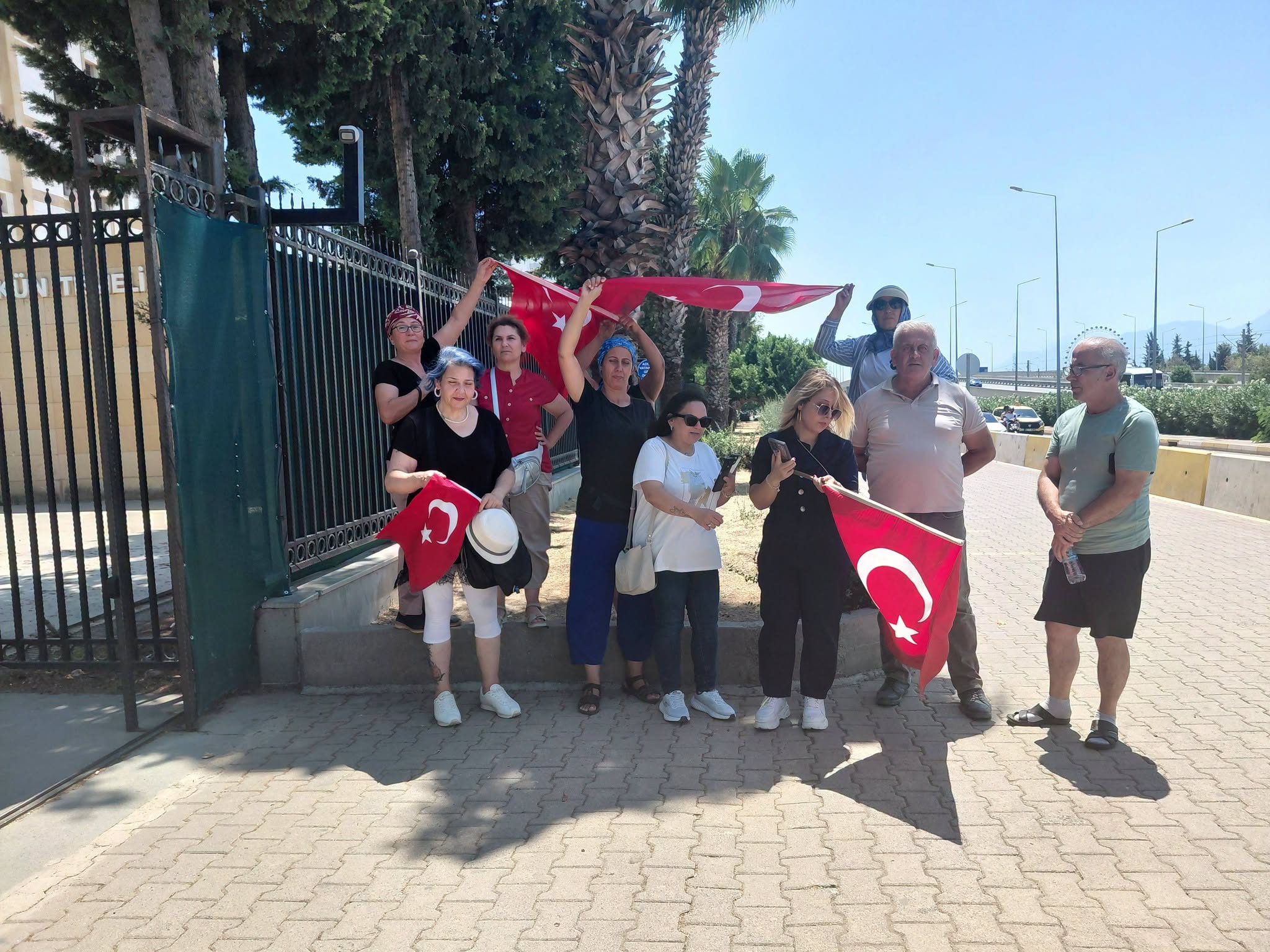 Antalya Adliyesi Önünde “12. Yargı Paketi” Protestosu: Mahkûm Yakınlarından İnfaz Düzenlemesi Çağrısı