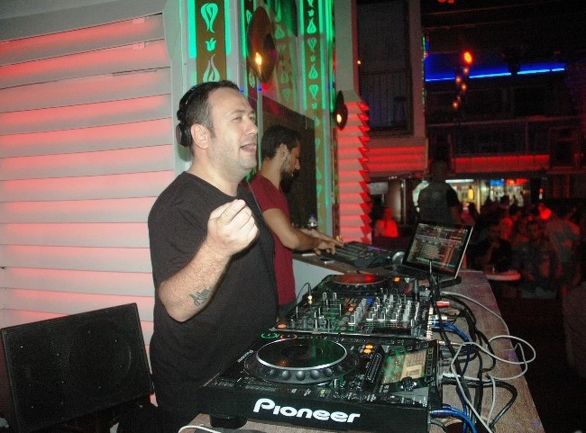 Özgür Aras Bodrum’da DJ Kabinine Geçiyor