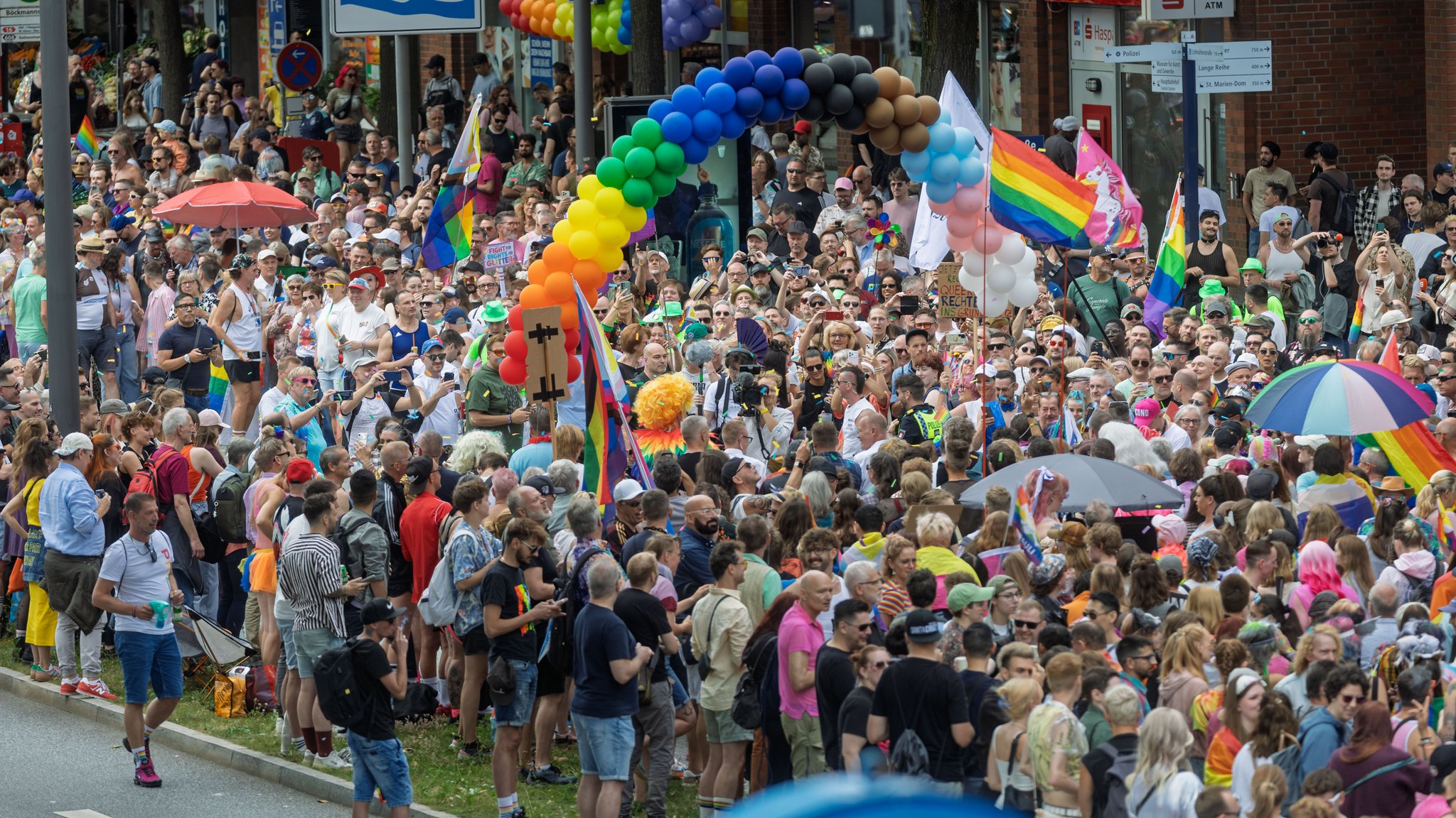 Hamburg’da Christopher Street Day Coşkusu: Binlerce Kişi Eşitlik ve Özgürlük İçin Yürüdü