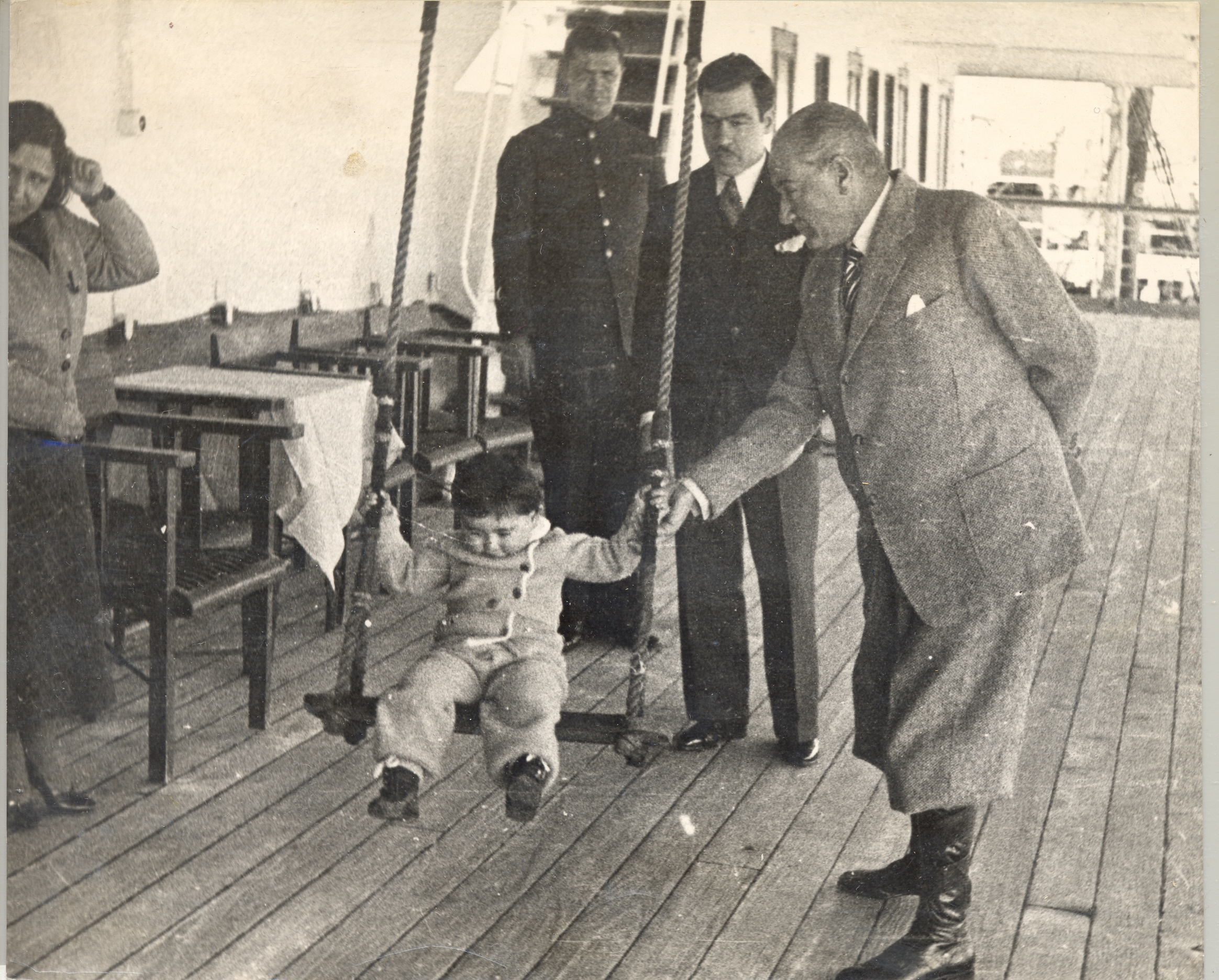 ATATÜRK VE ÇOCUKLAR