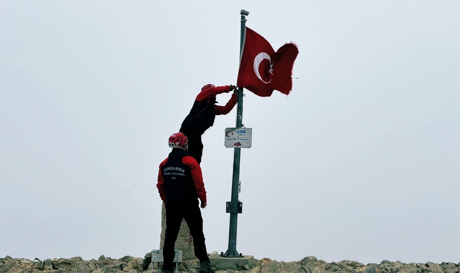 JAK Timlerinden 30 Ağustos’un 104. Yıl Dönümünde Uludağ’ın Zirvesinde Anlamlı Tırmanış