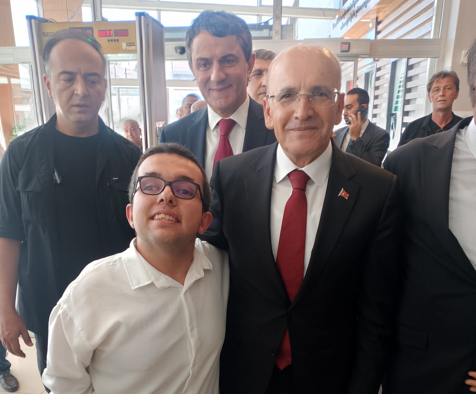 Bolu’nun Fenomen İsmi Yavuz Selim Ak, Bakan Mehmet Şimşek ile Bir Araya Geldi