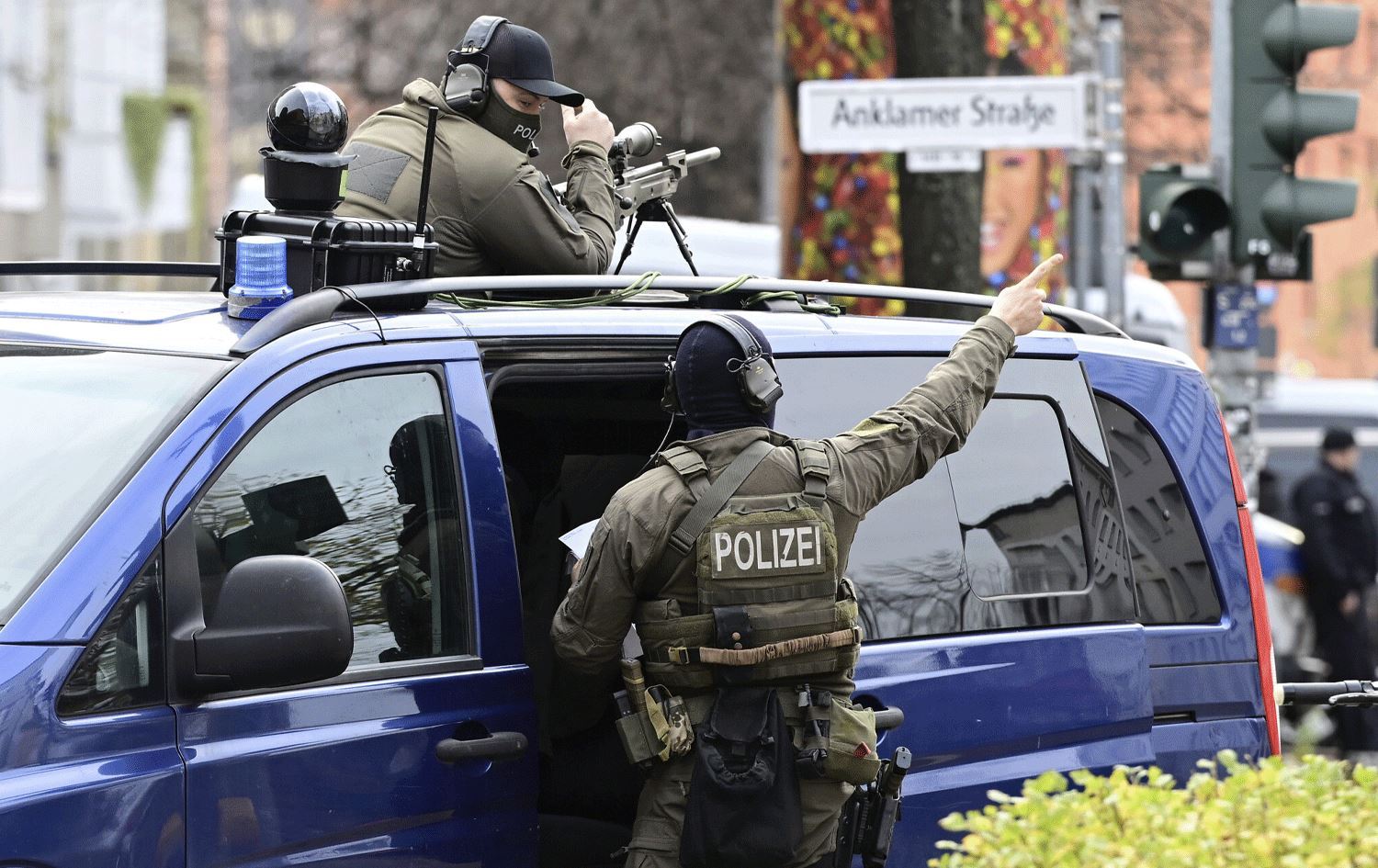 HAMBURG’DA SIĞINMACI YURDUNA SOSYAL YARDIM SORUŞTURMASI: 200 POLİSLE OPERASYON