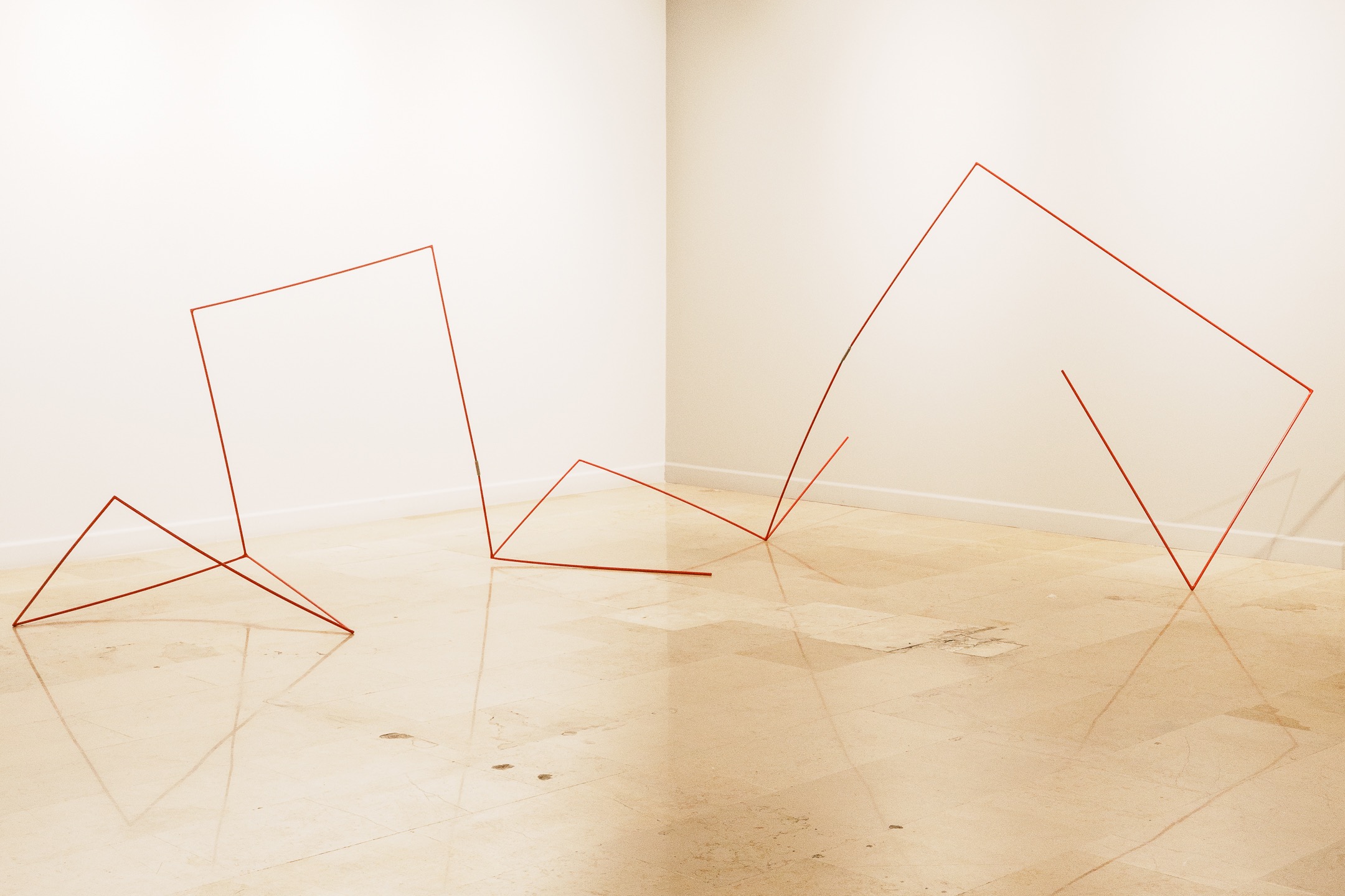 Nermin Ülker’in “Dört Köşeli Üçgen: Yerini Bulamamış Cümlelerin Anıtları” Adlı Sergisi 16 Ekim’de Black Light Gallery’de